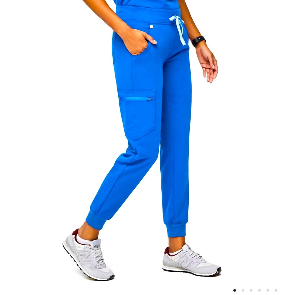 Figs Zamora jogger M/T and Rafaela top in Royal M